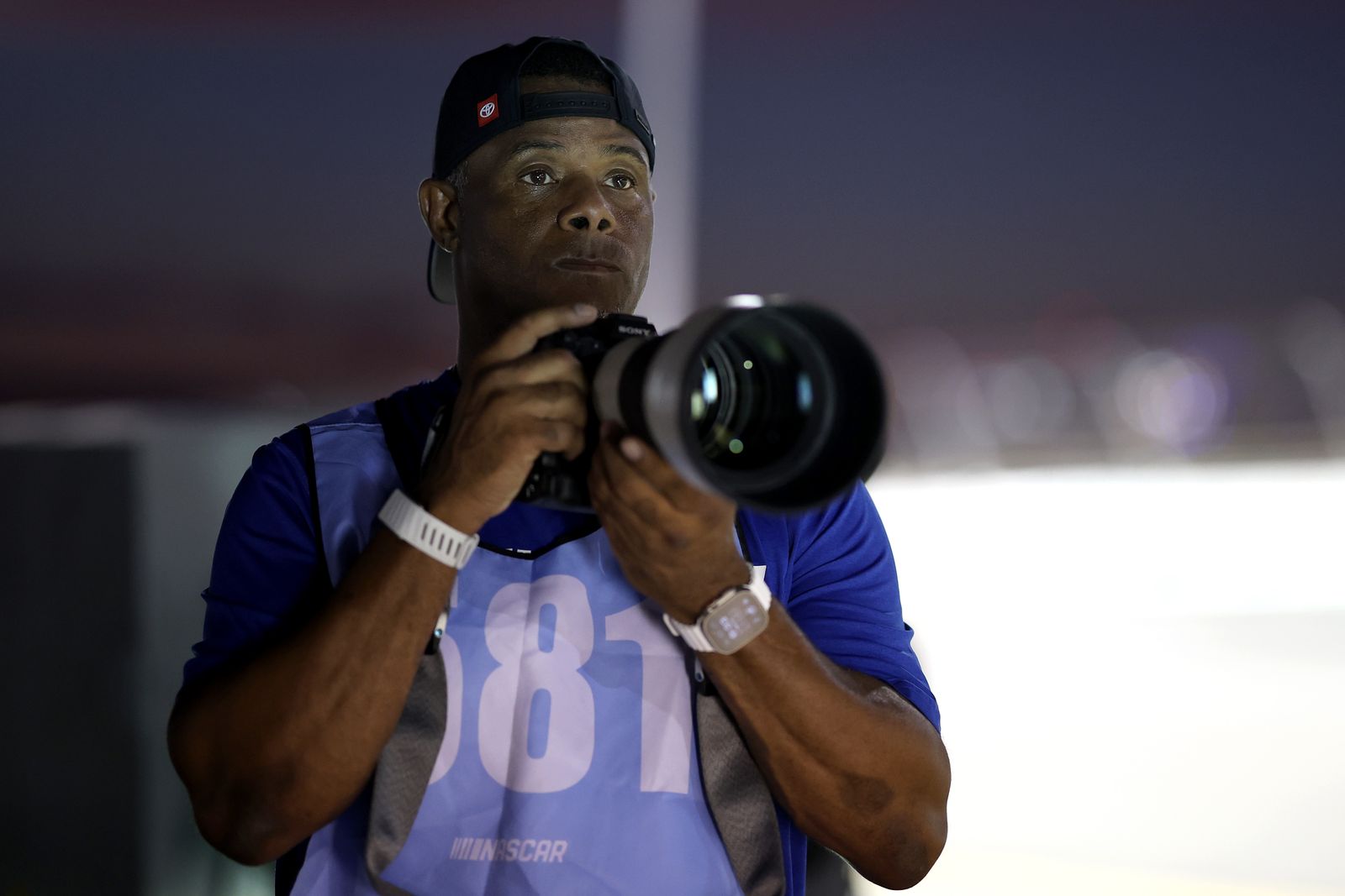 MLB Hall Of Famer Ken Griffey Jr Is A Credentialed Photographer At The(02)
