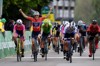 Stage 2 - Lizzie Deignan wins the Tour de Suisse Women