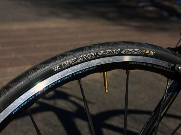 The Mavic Ksyium SL Premium clinchers and Continental Grand Prix 4000 tires make for a fast-rolling and dependable combination