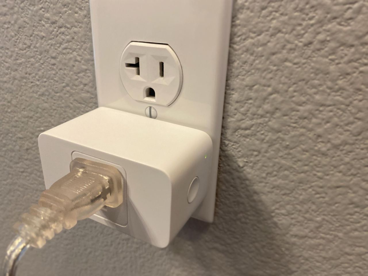 Meross Smart Wifi Plug Mini with a lamp plugged in