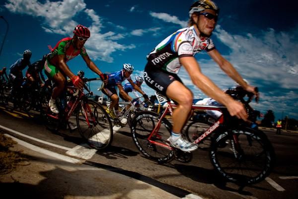 The peloton negotiates a roundabout.