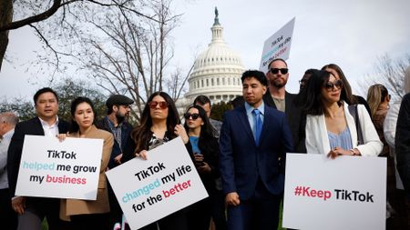 Pro-TikTok protesters