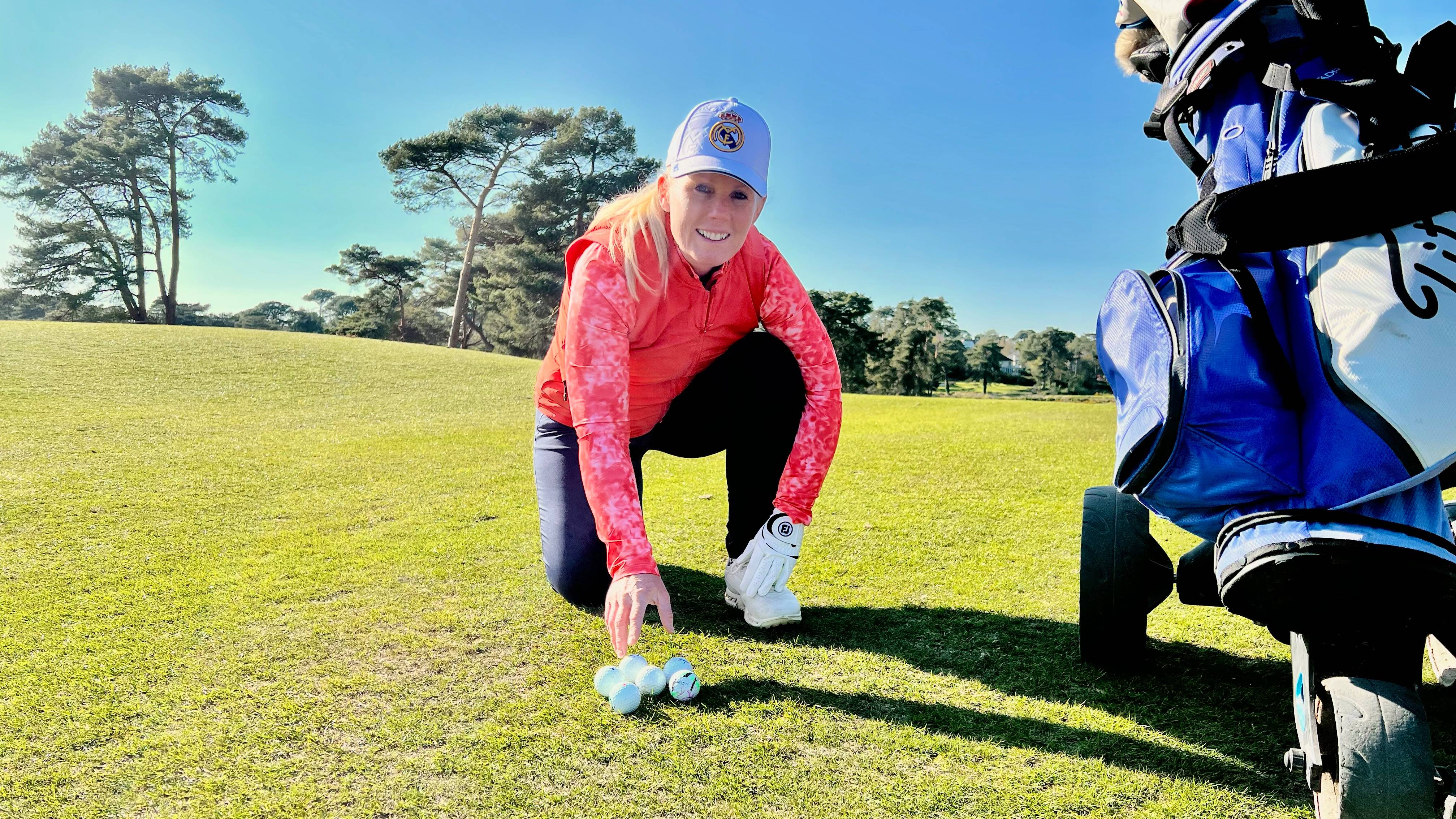 Carly Cummins choosing a golf ball
