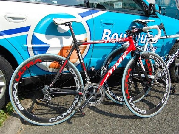 It's not just a couple of riders who have adopted the 'more is better' philosophy here, either; the entire BBOX Bouygues Telecom team is riding what are essentially 'cross bikes for Paris-Roubaix.