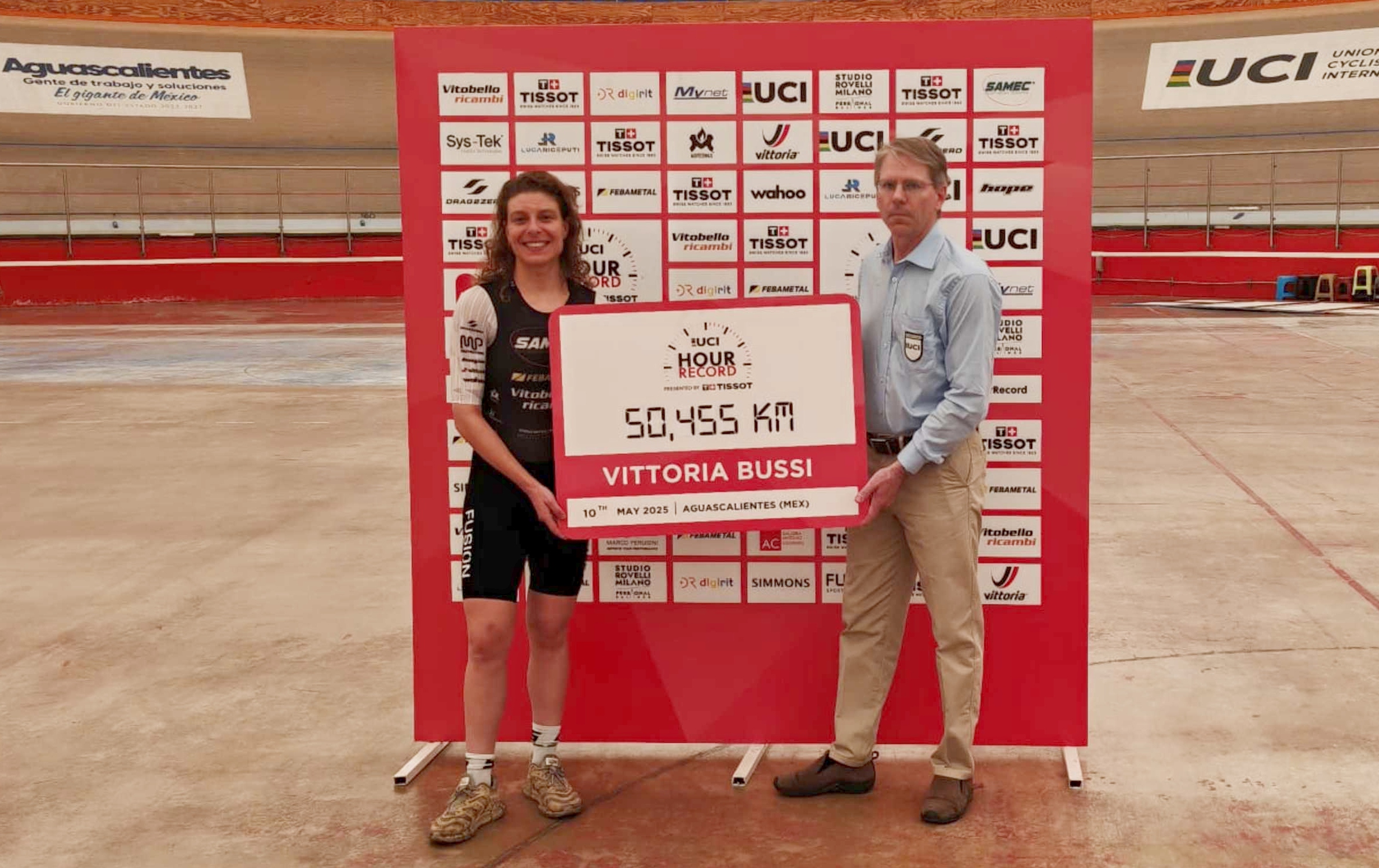 Vittoria Bussi poses with Hour Record sign