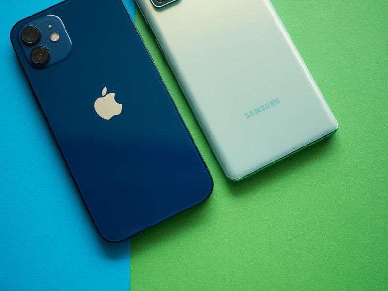 Galaxy S20 FE vs. iPhone 12
