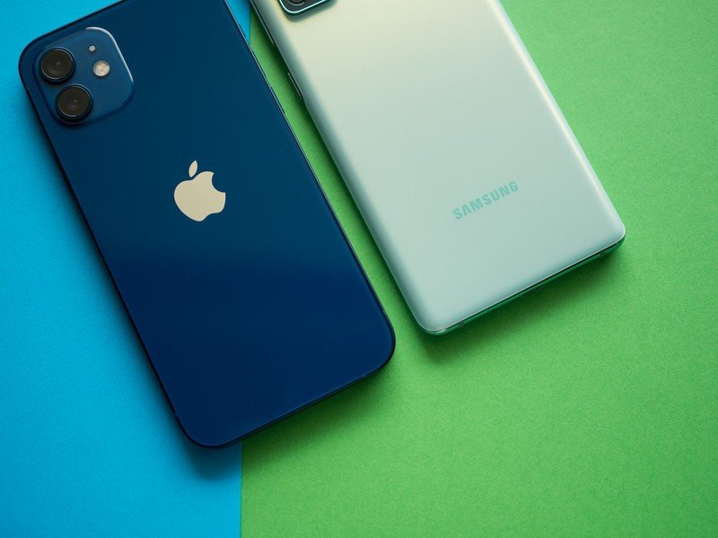 Galaxy S20 FE vs. iPhone 12