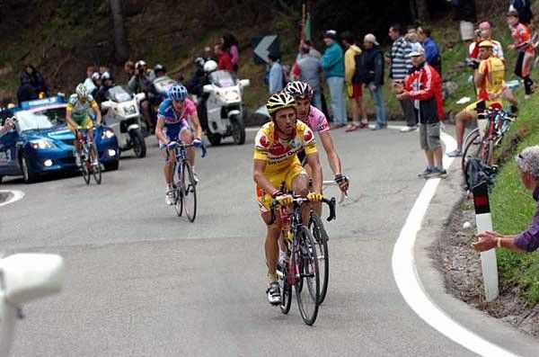 Simoni and Basso ride together late in stage 19 up the Passo Di San Pellegrino
