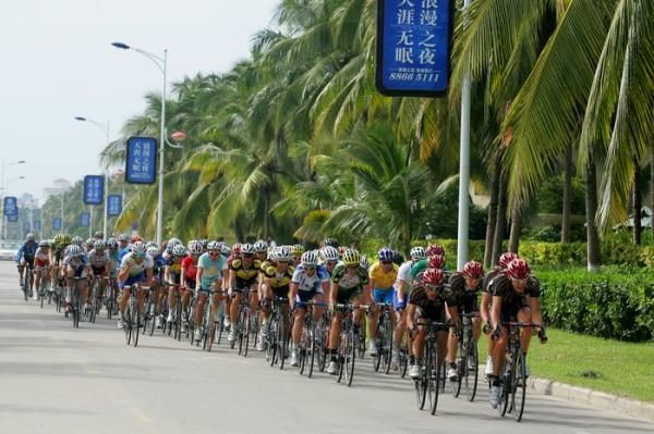 With 10Km to go the riders start to position themselves.
