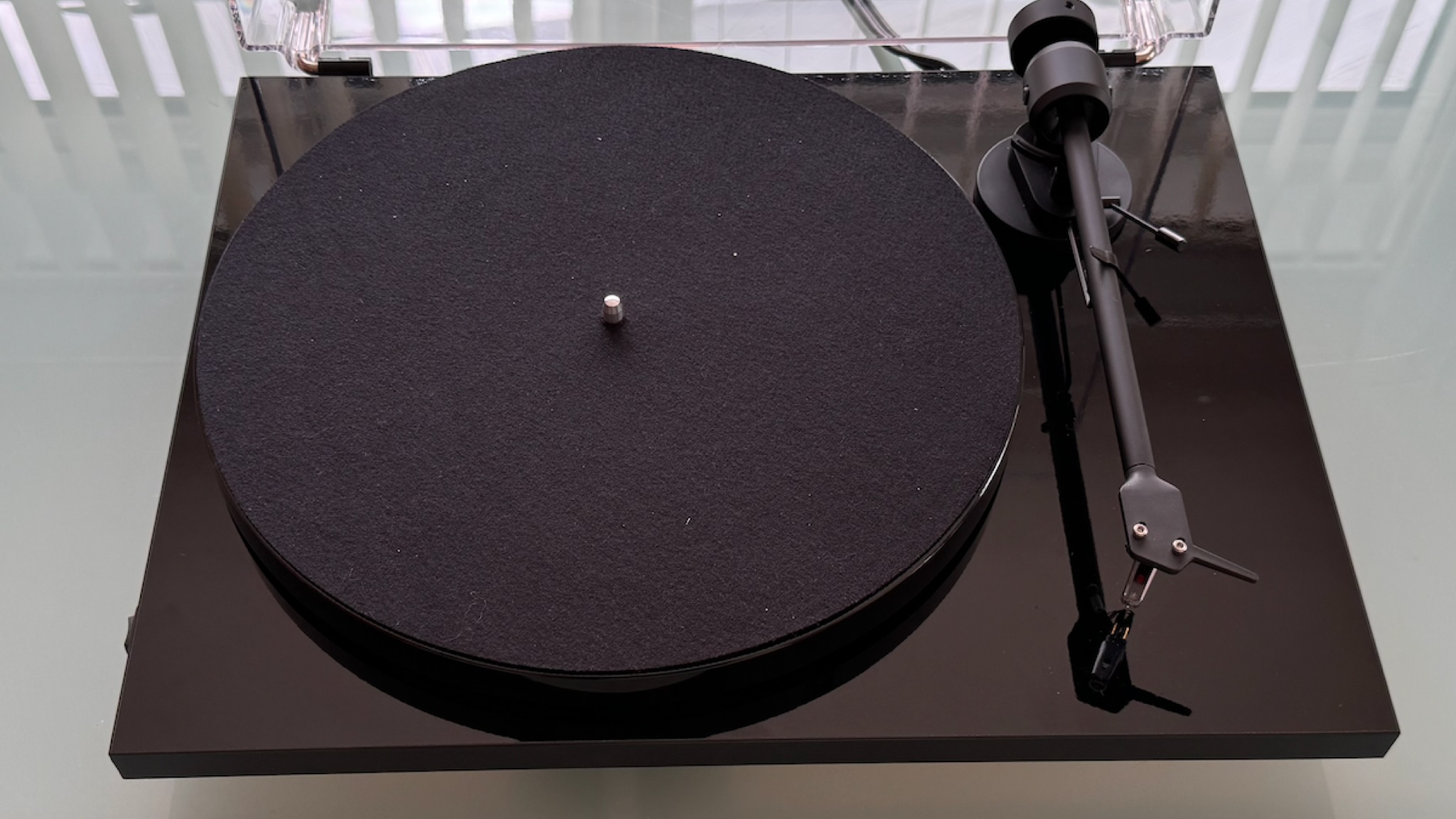 Pro-Ject E1 with raised lid