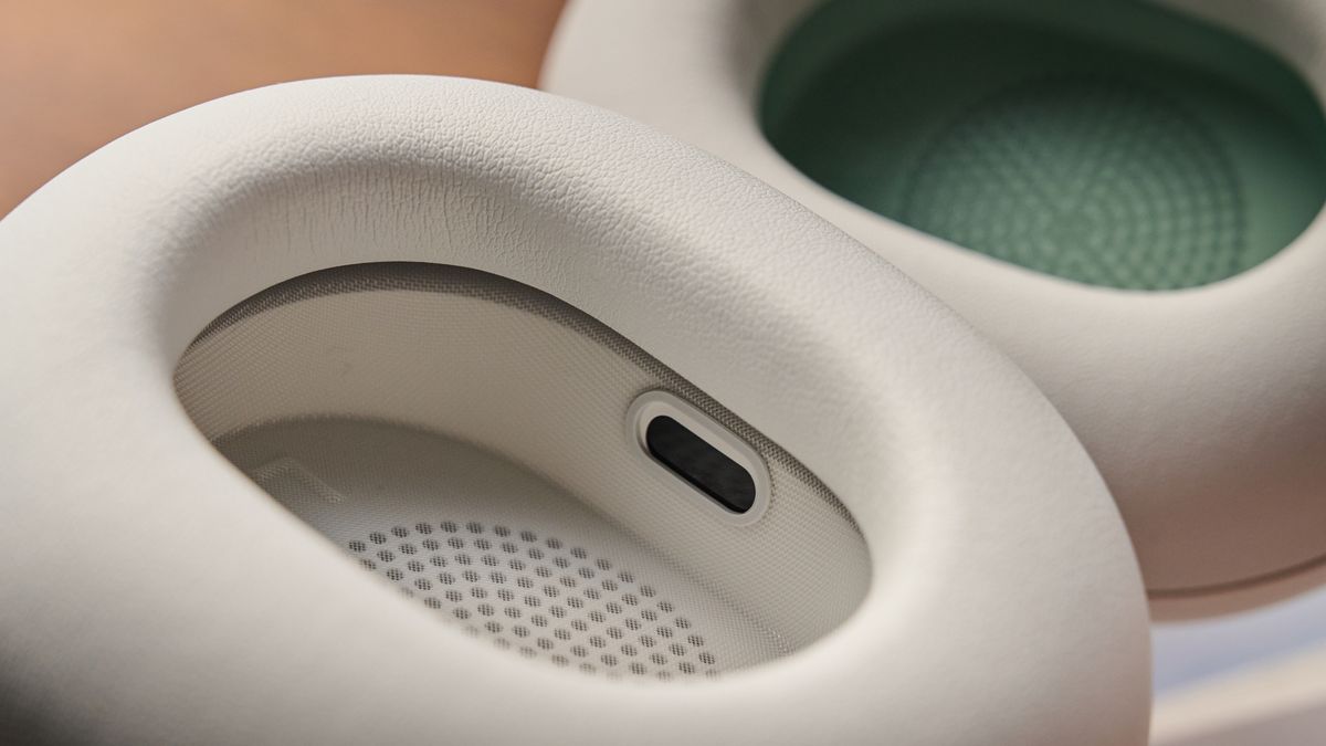 Wear detection sensor on the Sonos Ace Ultra