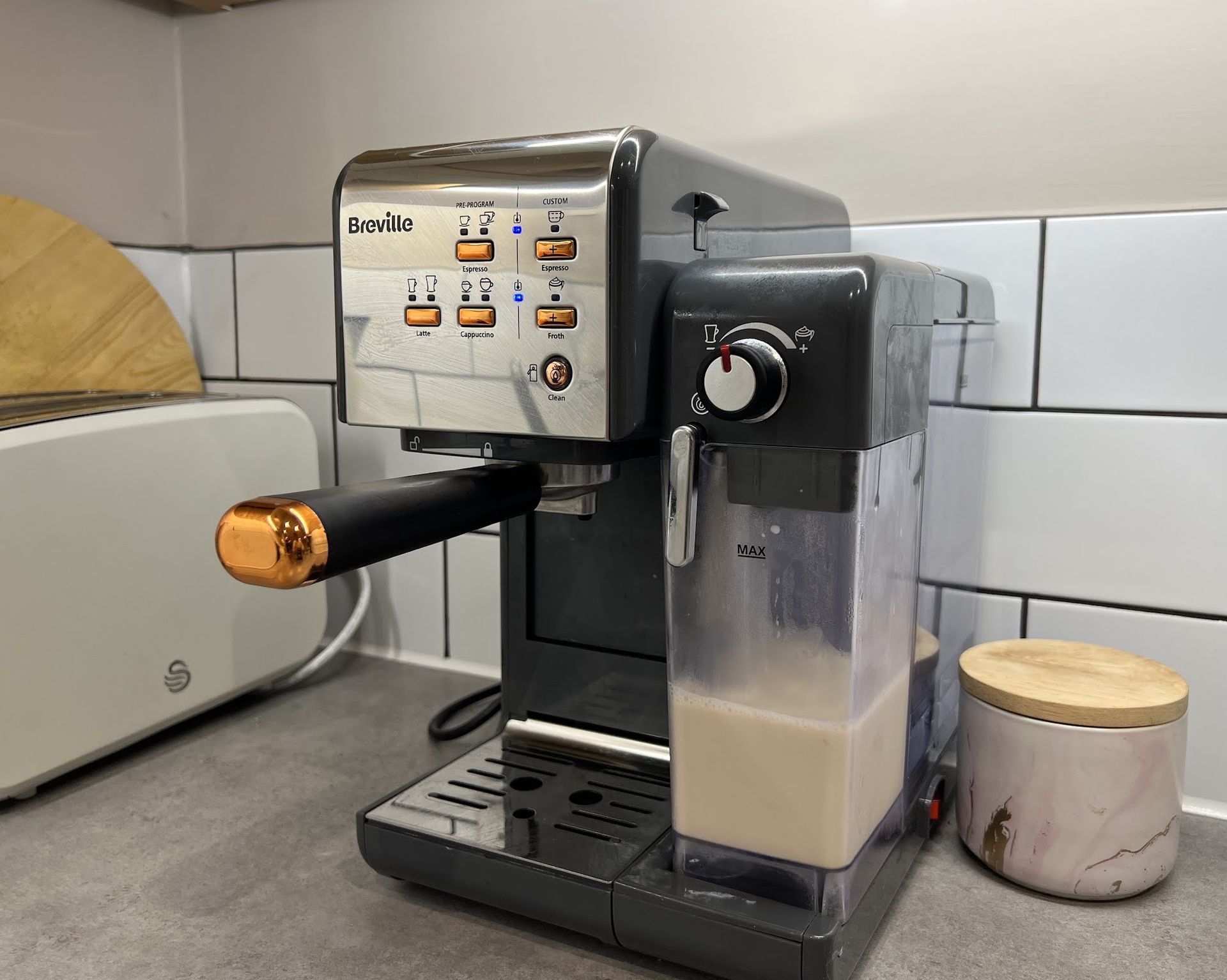 Pembuat kopi Breville One Touch di dapur netral