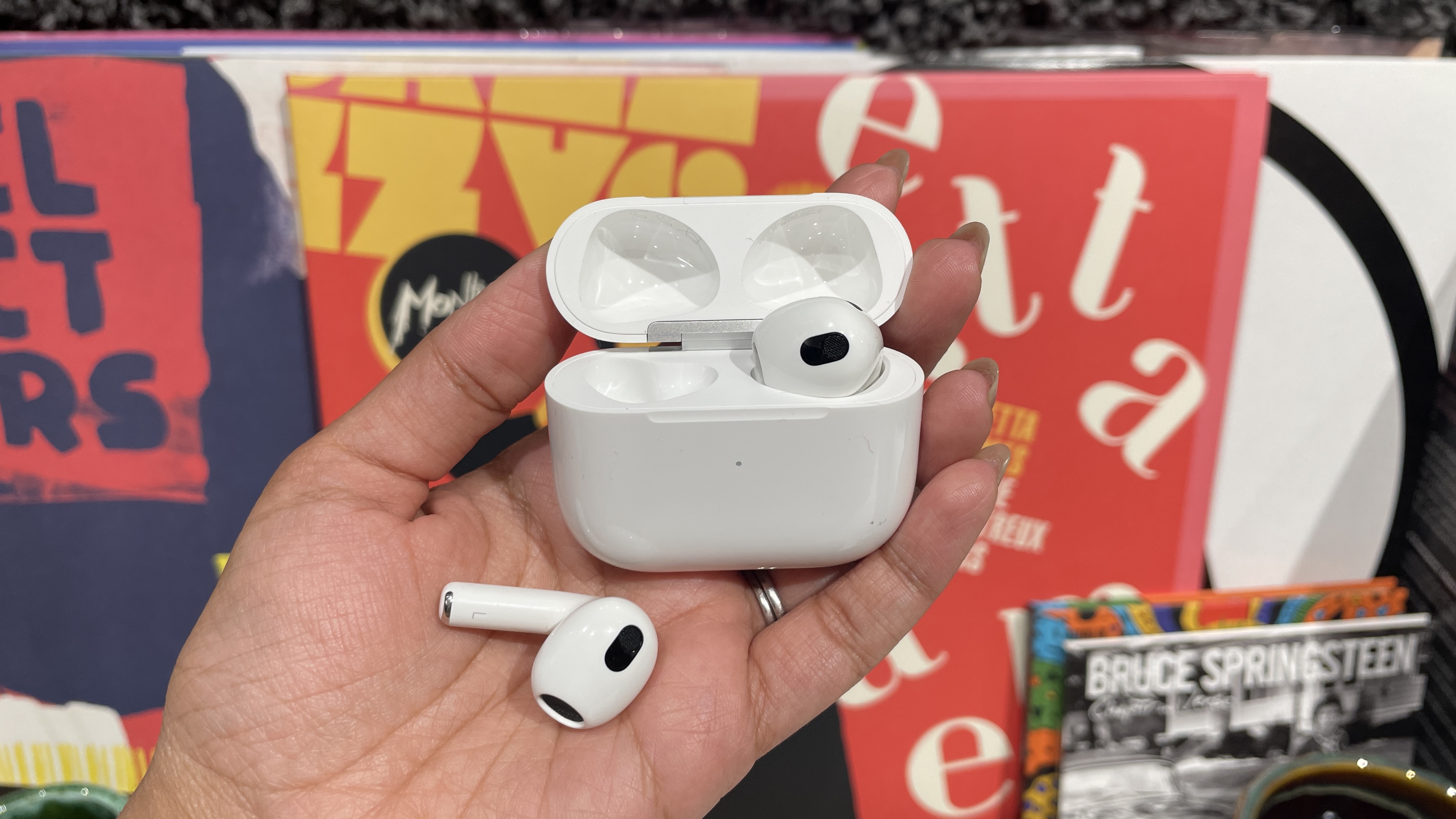 Apple AirPods 4 против AirPods 3: что нового?