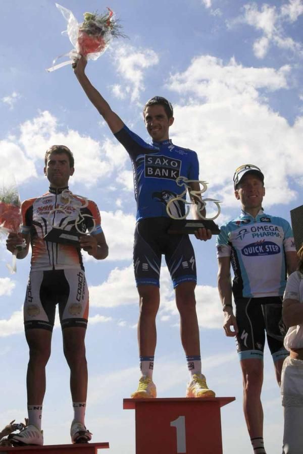 Contador on the podium flanked by Diaz and Leipheimer