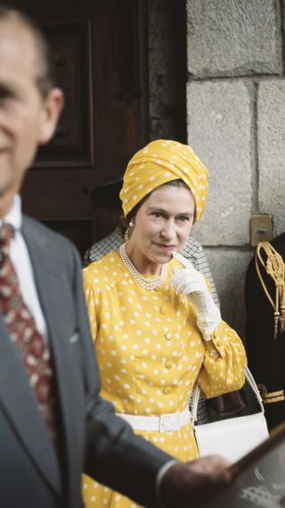 Queen Elizabeth in a yellow and white polka dot turban