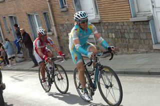 Maxim Iglinskiy (Astana) on the brink of dropping Joaquim Rodriguez (Katusha) on the Saint Nicolas.