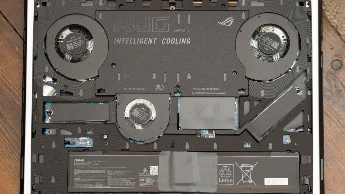 Asus ROG Strix Scar 18 G835 gaming laptop on desk