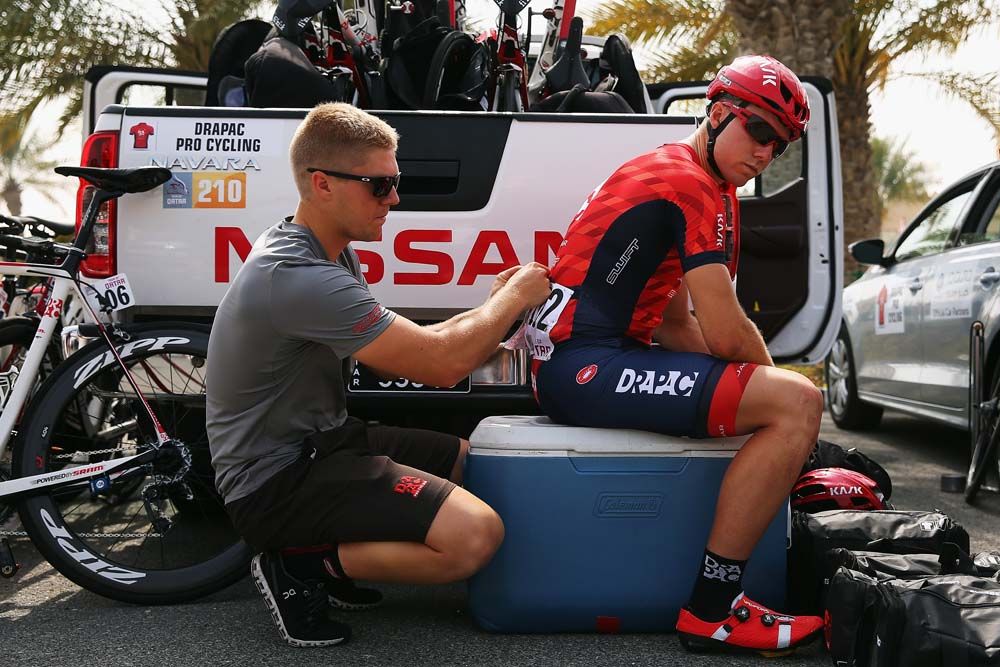Brenton Jones (Drapac) pins on his number