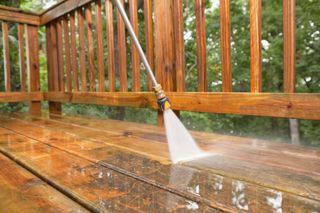 How to clean decking with a pressure washer