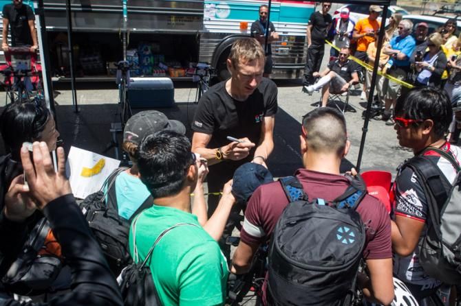 Jens Voigt (RadioShack) signs autographs for fans before the TT