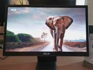 Portable 4K OLED Monitor Works at Home and on the Road