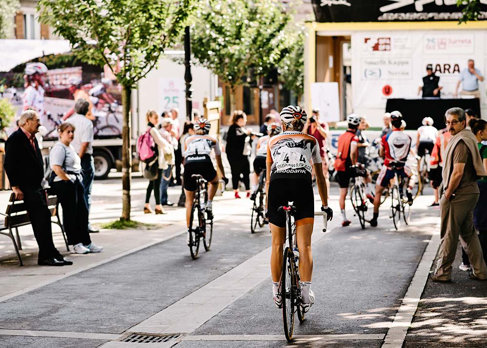 The riders head to the start line of stage 4