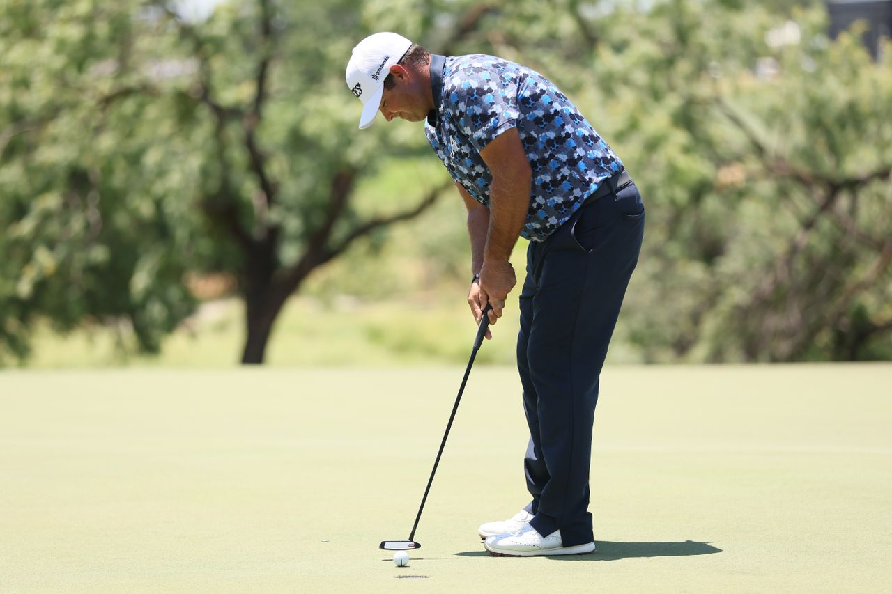 Patrick Reed hits a putt