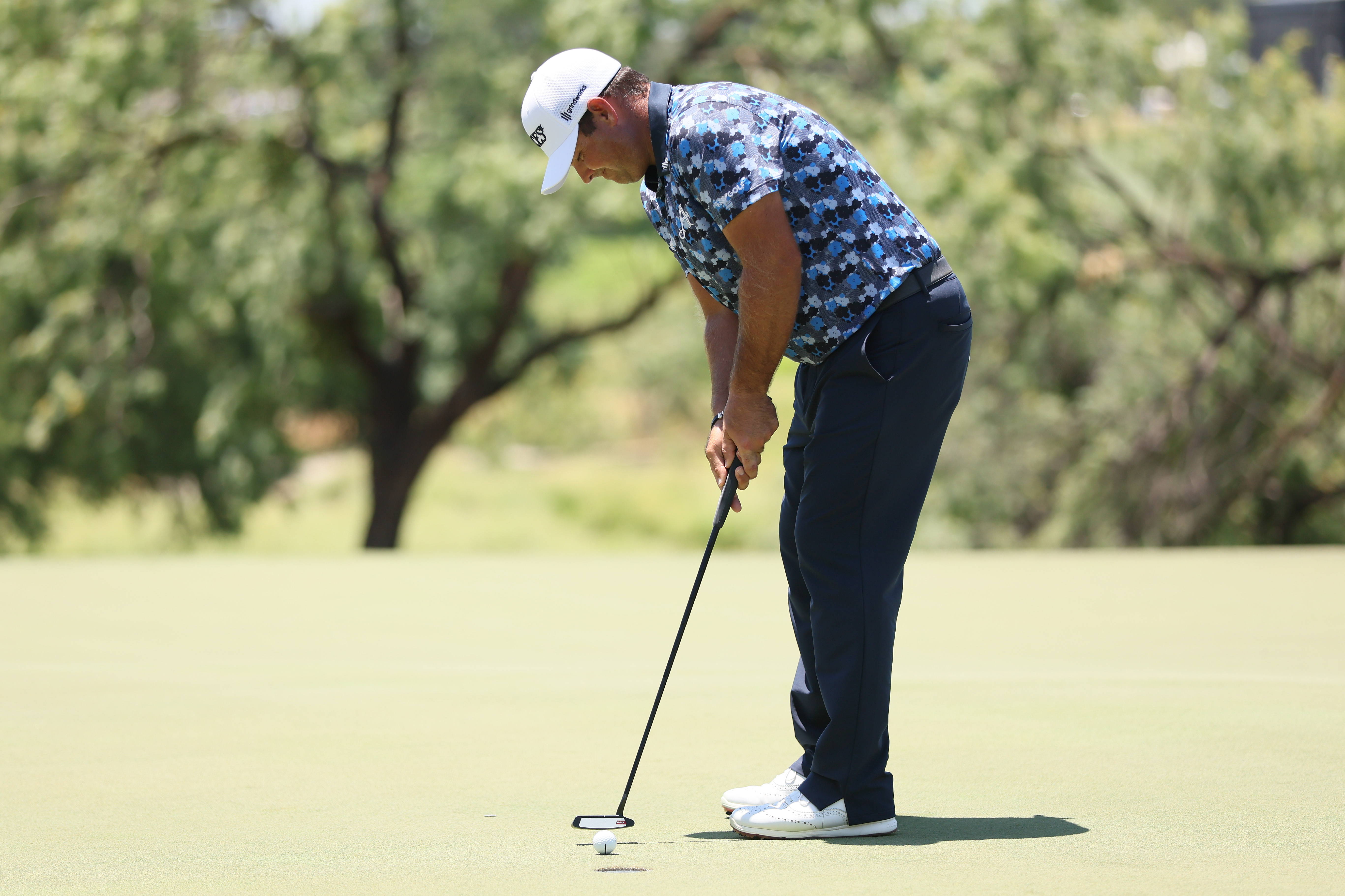 Patrick Reed hits a putt