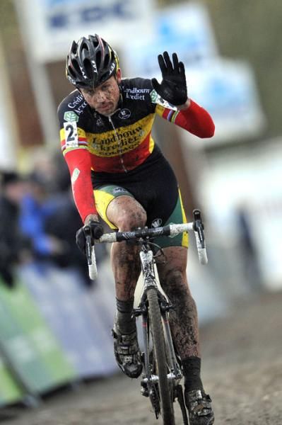 Sven Nys acknowledges the crowd as he crosses the line in Essen