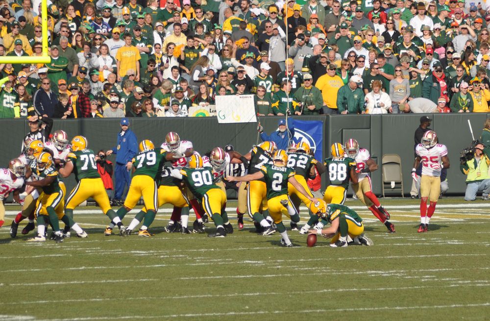 green bay packers kicking a field goal