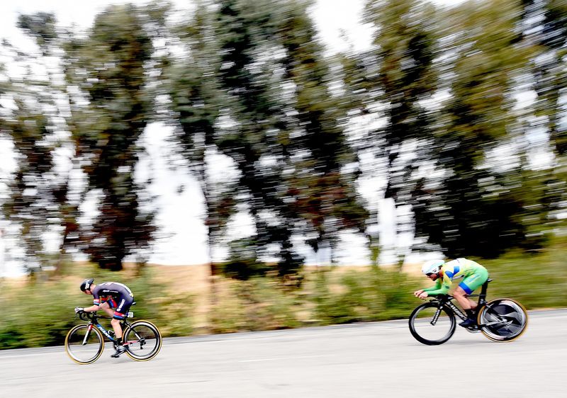 Mark Cavendish (Etixx-Quick Step) catches Zico Waeytens (Giant-Alpecin)