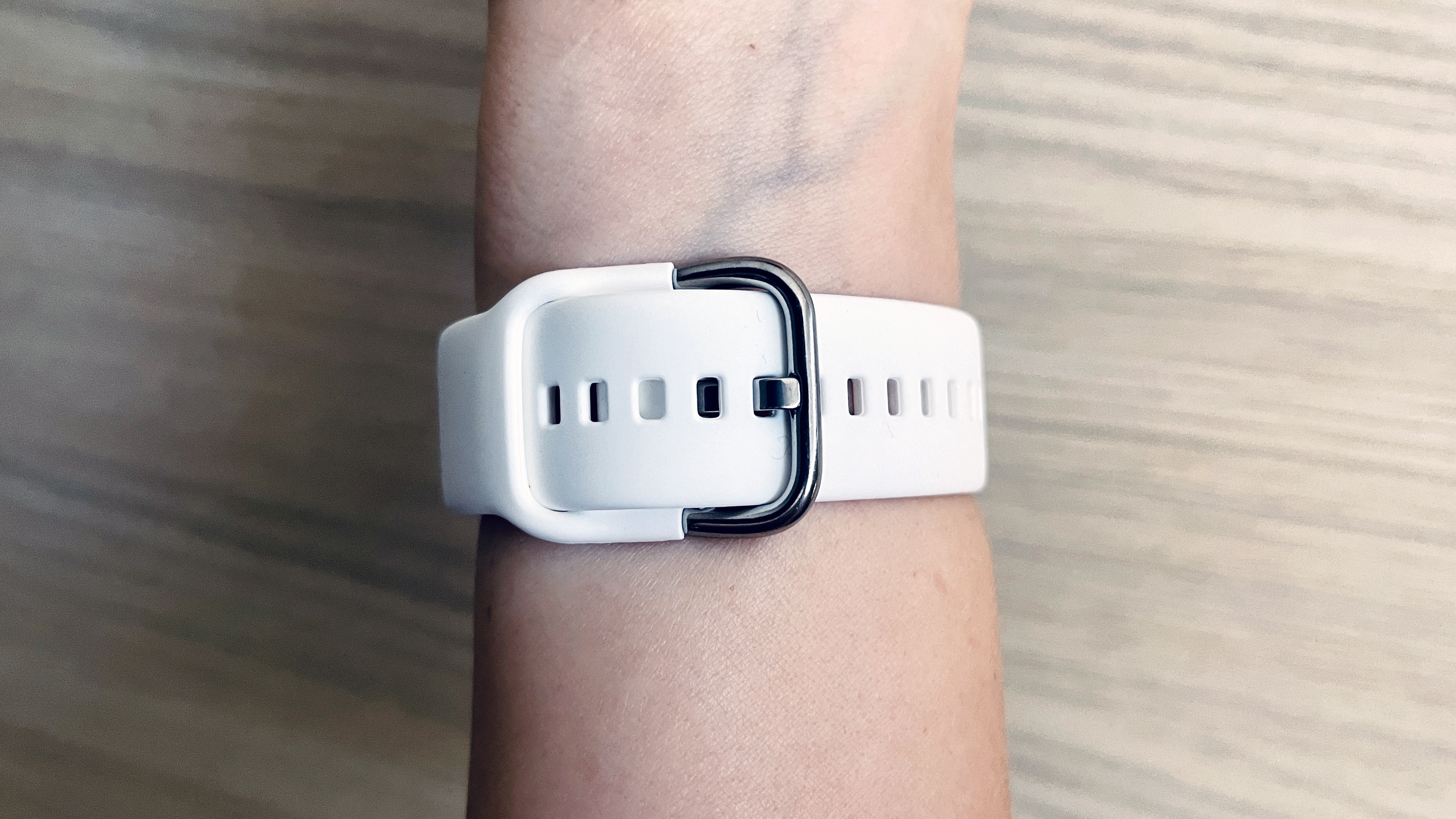 Altouman Silicone Apple Watch Band, white clasp