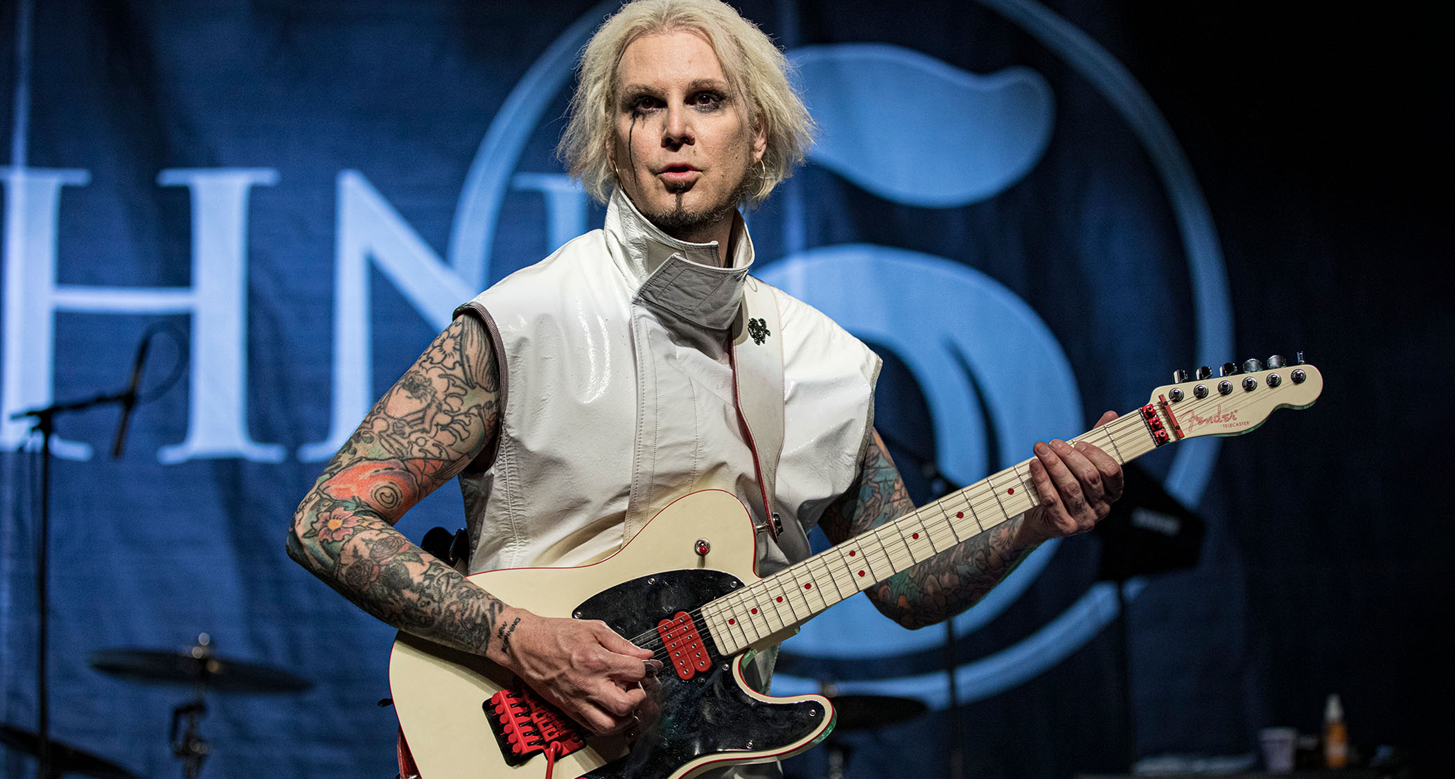 John 5 plays the Observatory in Los Angeles wearing a white sleeveless jacket with the collar up and playing his bone white signature Telecaster.