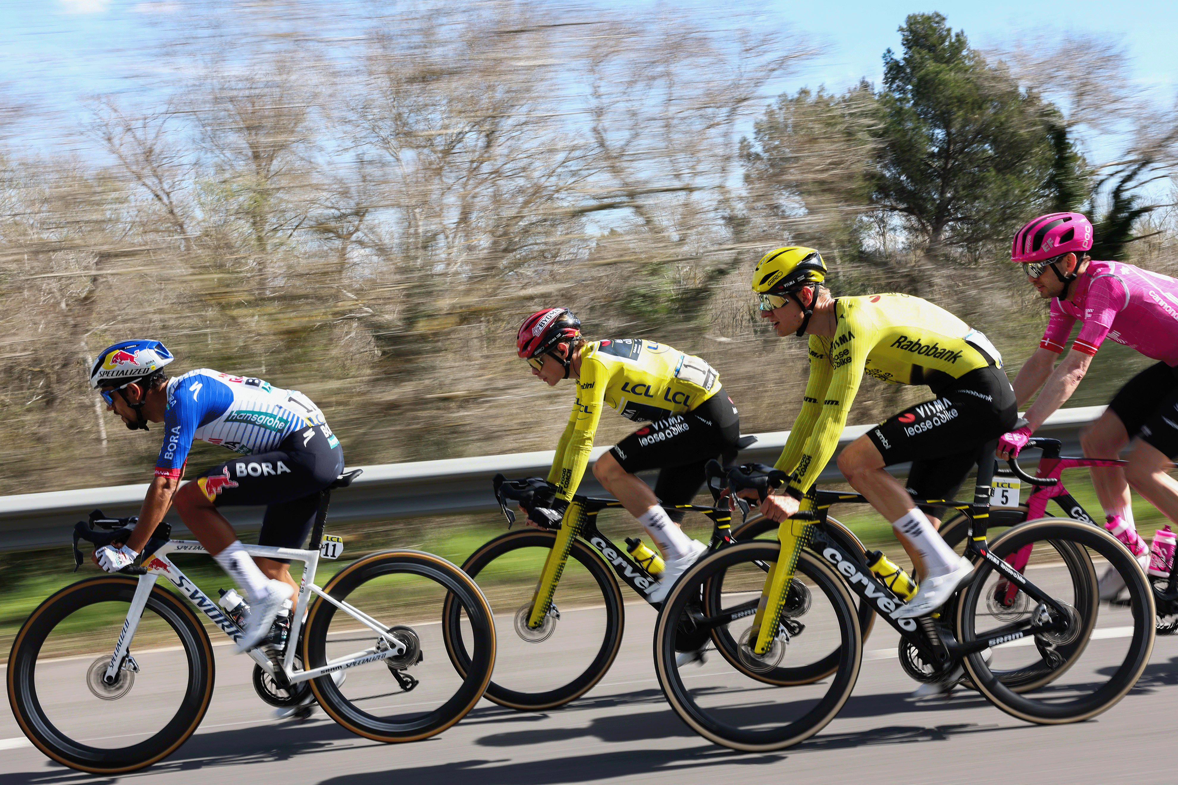 (Da L) Red Bull - BORA - o piloto colombiano da hansgrohe Daniel Felipe Martínez, o piloto dinamarquês da Team Visma - Lease a Bike Jonas Vingegaard, vestindo a camisa amarela líder, e o piloto holandês da Team Visma - Lease a Bike Wilco Kelderman cavalgam com o pack durante a etapa 6 da corrida de ciclismo Paris-Nice, 179,3 km entre Barbentane e Apt, em 13 de março de 2026. (Foto Anne-Christine POUJOULAT/AFP via Getty Images)