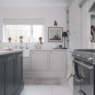 Shaker kitchen with white blind