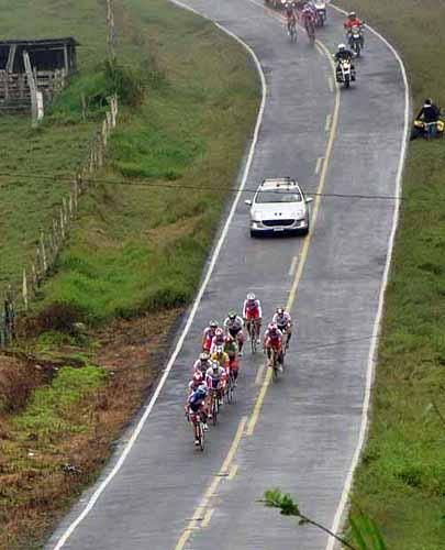 The peloton had been split up as it hit la Trocha.