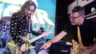 Extreme's Nuno Bettencourt plays a yellow and black striped EVH guitar next to Nerd Halen's Caleb Rapoport