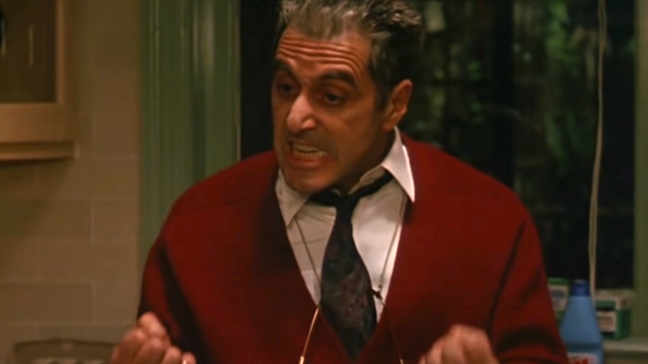 Al Pacino gesticula intensamente mientras habla en la cocina en El Padrino III.