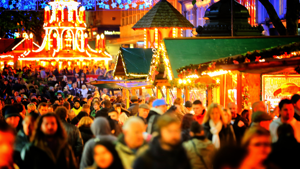 A crowd of Christmas shoppers at Birmingham&#039;s Frankfurt Christmas market