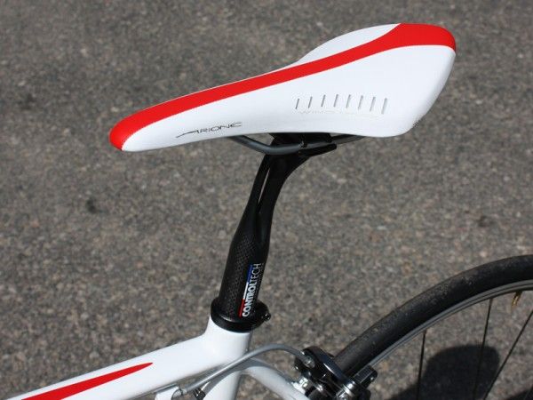 The Fizik Arione saddle sports a nicely matching red-and-white finish