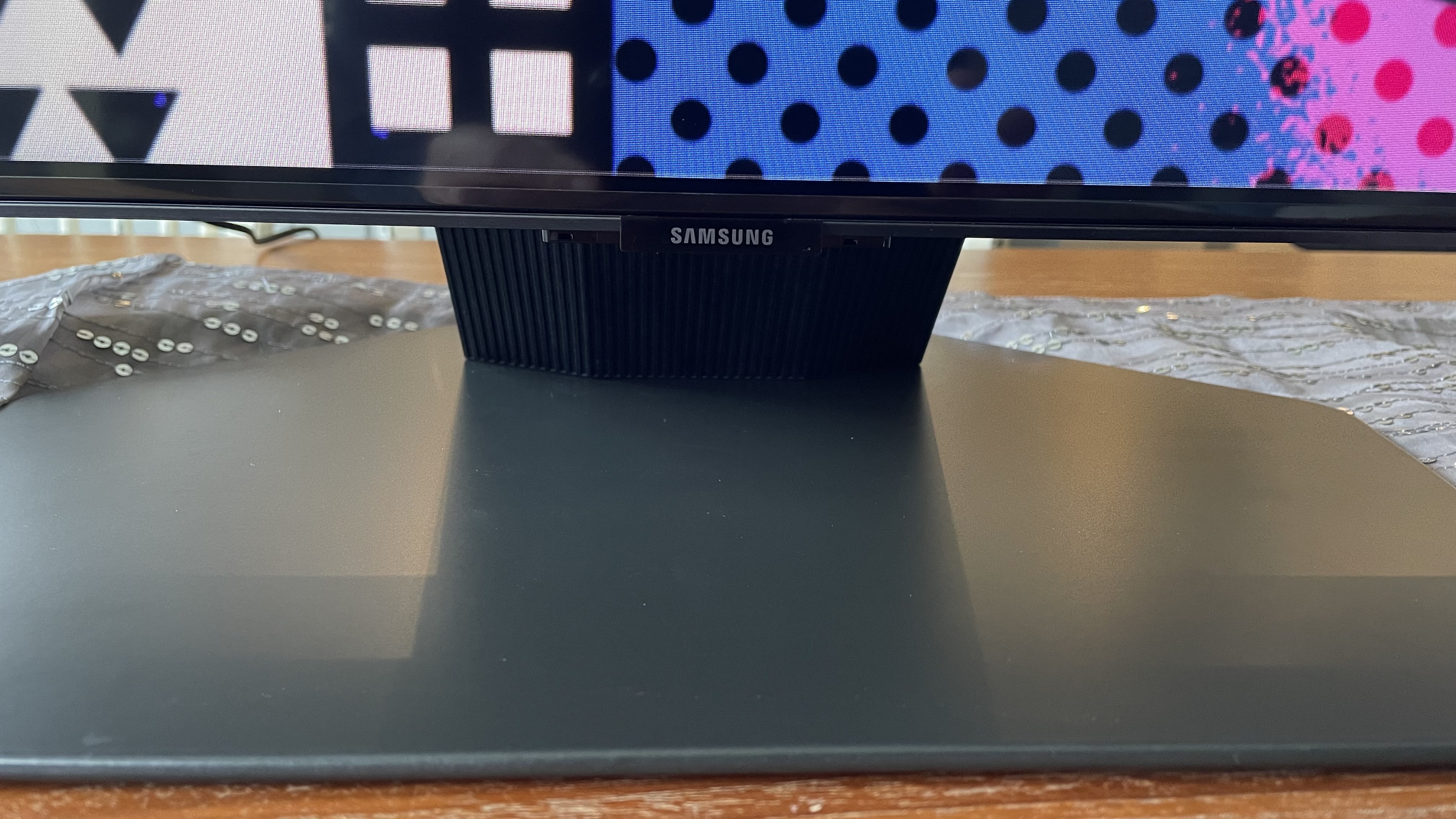 Samsung Q80C cluse up of table stand