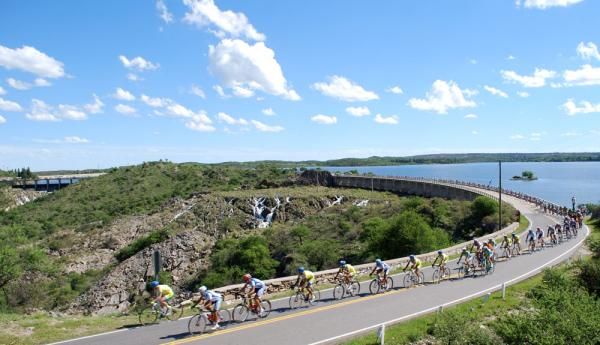 The peloton line out in pursuit of the breakaway