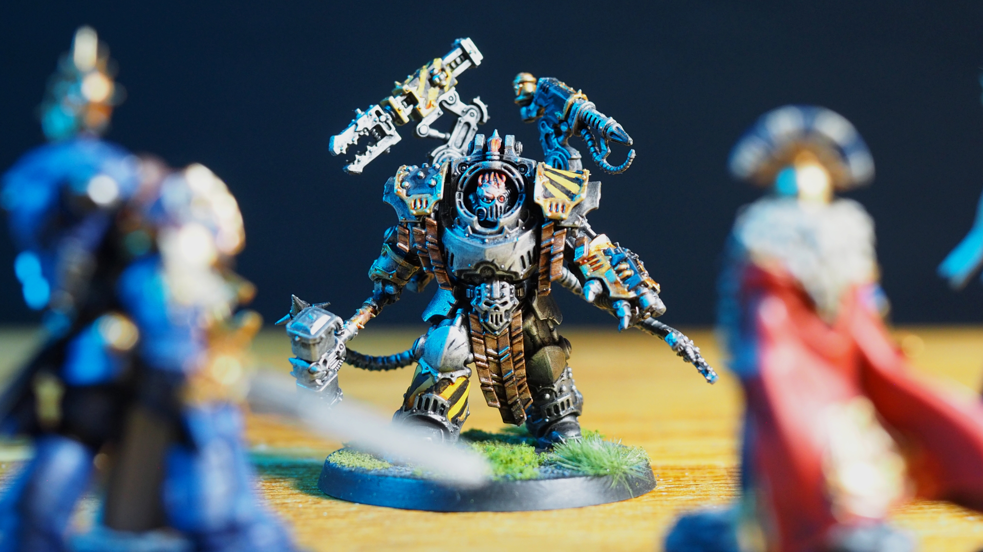 Warhammer 40K Kravek Morne model facing off against other heroes