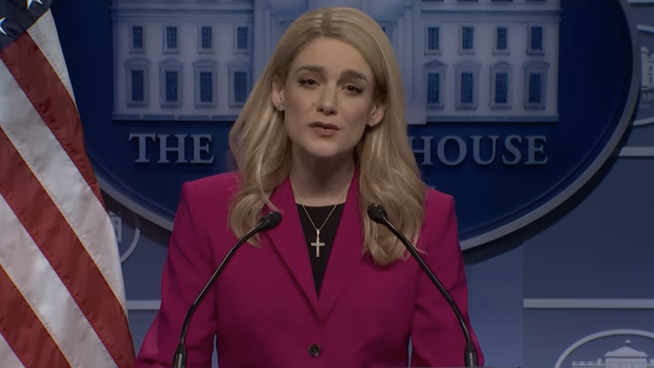 Karoline Leavitt (Ashley Padilla) addresses the media on Saturday Night Live.