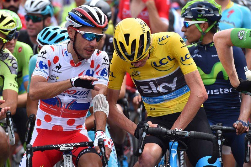 Joaquim Rodriguez (Katusha) telling Chris Froome the secret to success on the Mur?