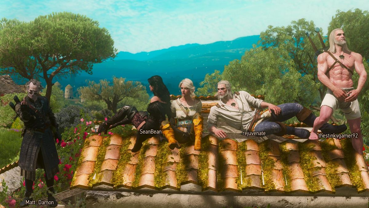 Two Geralts, Ciri, Yennefer, and Regis hang out on a rooftop in the Witcher Online mod