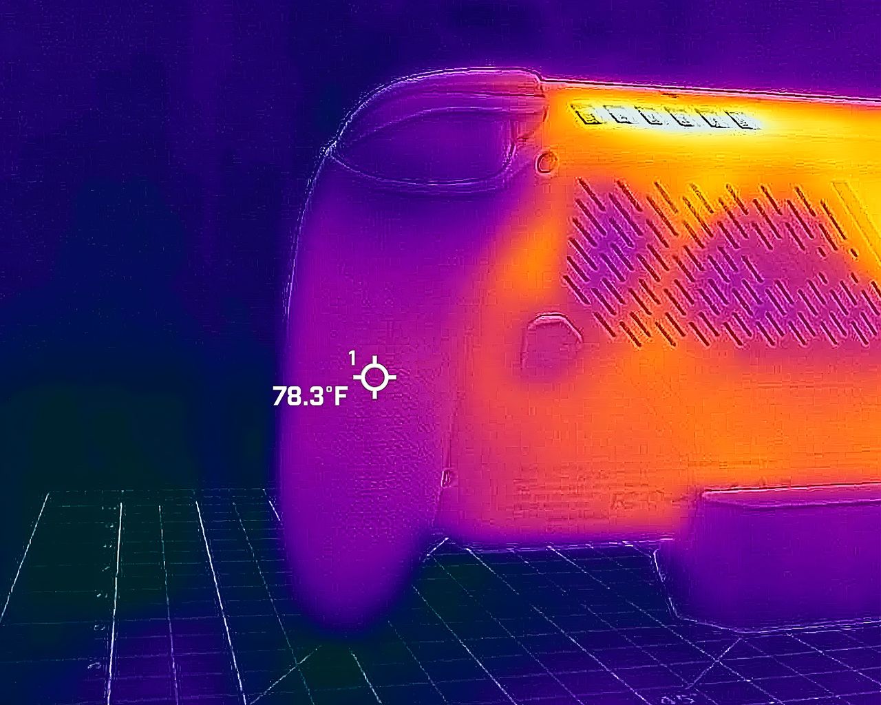 A picture taken with a thermal camera showing the Xbox Ally grip reaches 78 degrees F.
