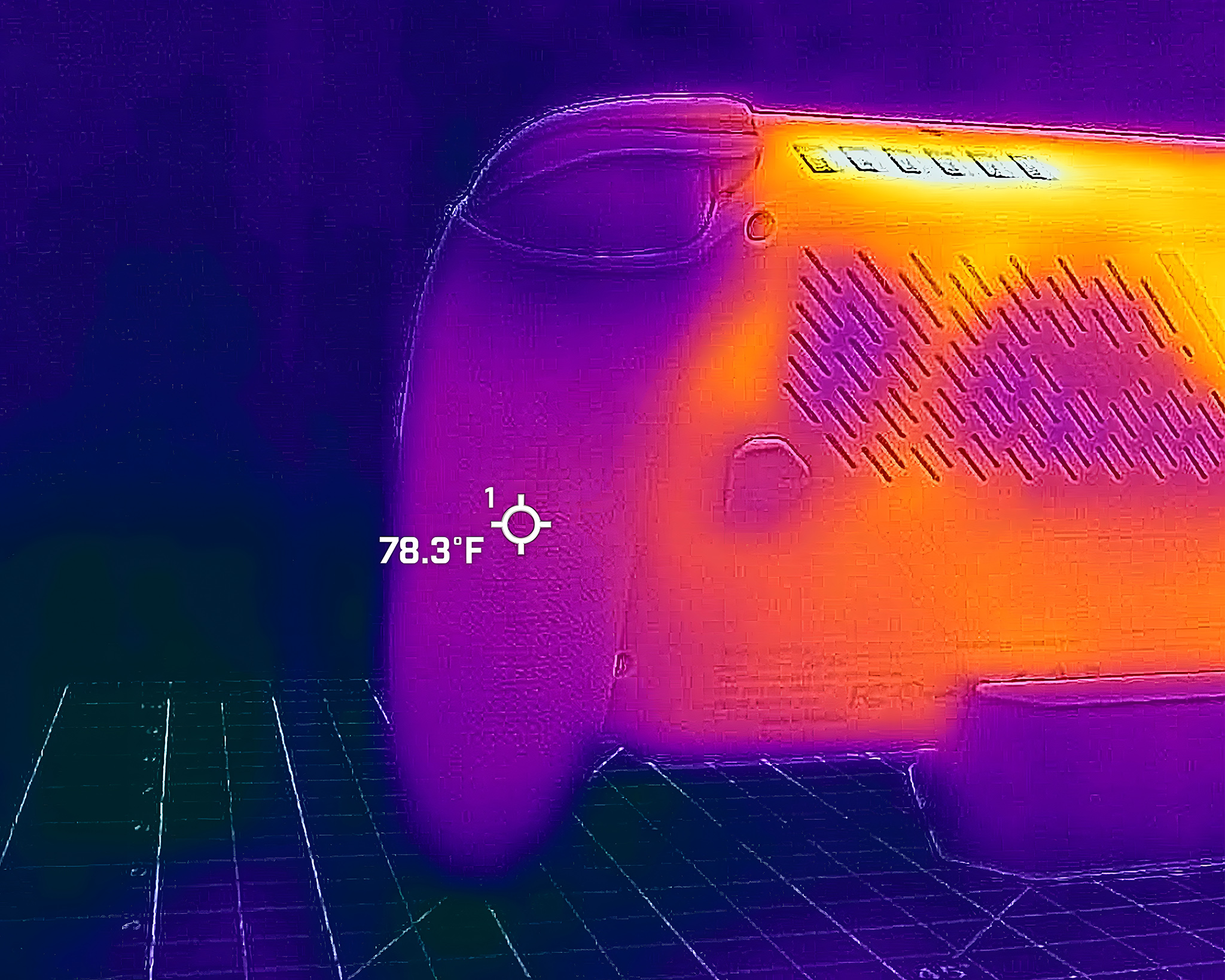 A picture taken with a thermal camera showing the Xbox Ally grip reaches 78 degrees F.