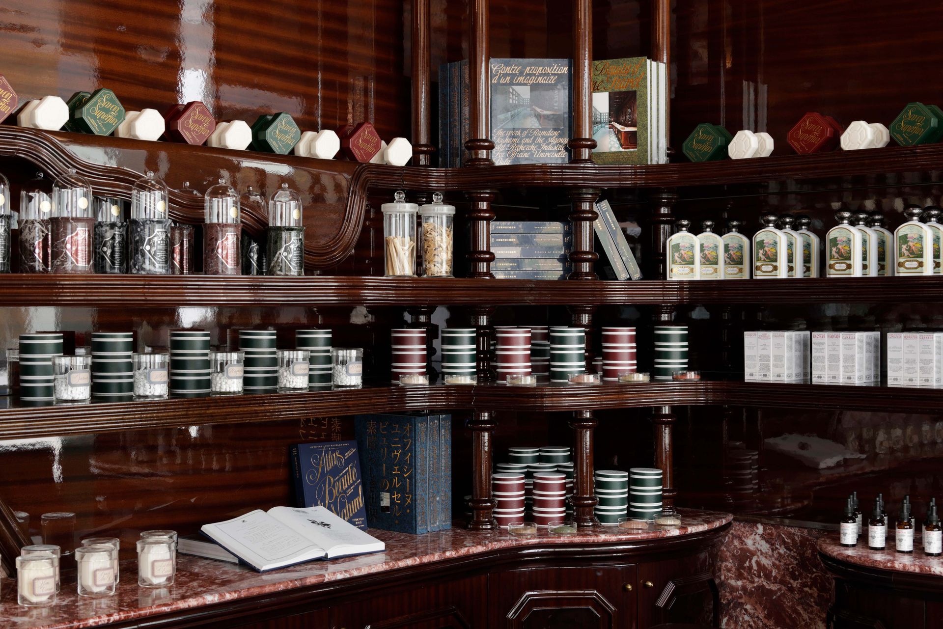 オフィチーネ・ユニヴェルセル・ブリー神戸店