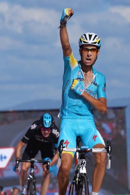 Fabio Aru (Astana) gets the win one second ahead of Chris Froome (Team Sky)